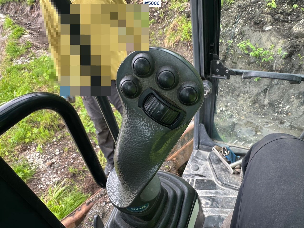 Pelle 2016 Kobelco SK75SR-3E excavator w/ 2 buckets, rototilt and factory new engine: photos 20