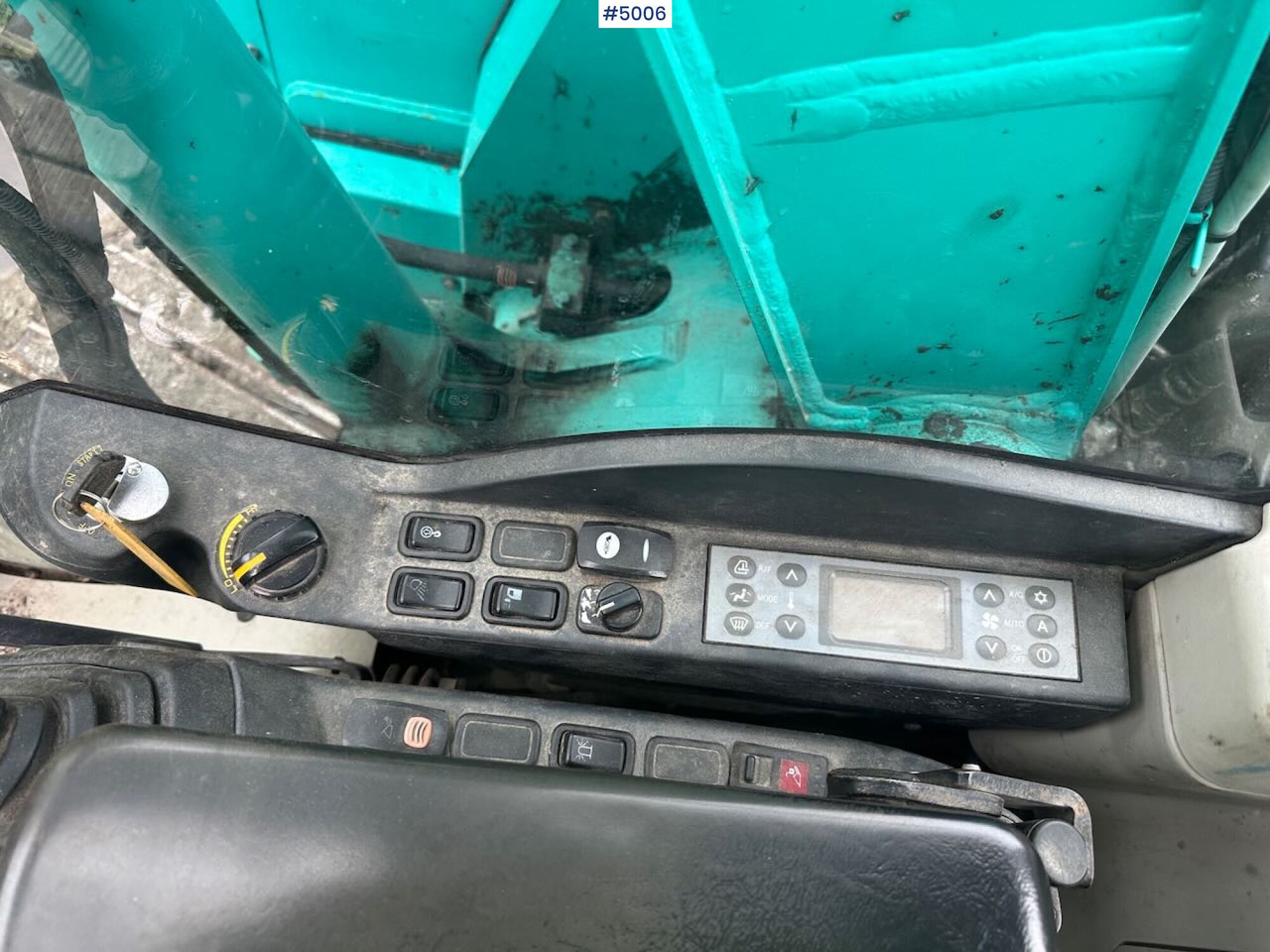 Pelle 2016 Kobelco SK75SR-3E excavator w/ 2 buckets, rototilt and factory new engine: photos 17