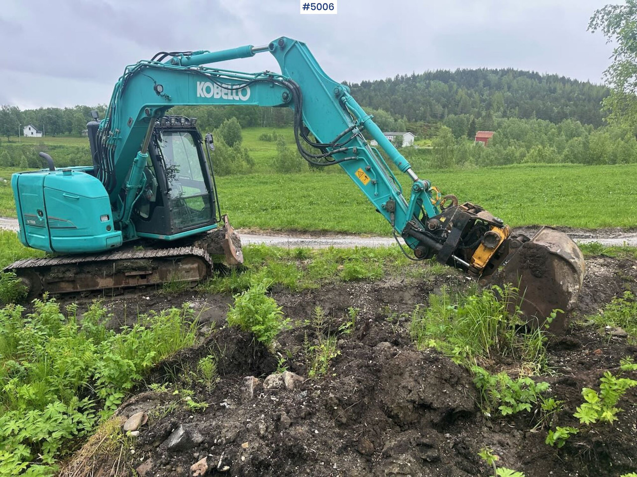 Pelle 2016 Kobelco SK75SR-3E excavator w/ 2 buckets, rototilt and factory new engine: photos 7