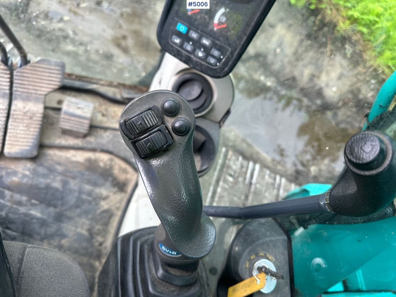 Pelle 2016 Kobelco SK75SR-3E excavator w/ 2 buckets, rototilt and factory new engine: photos 16