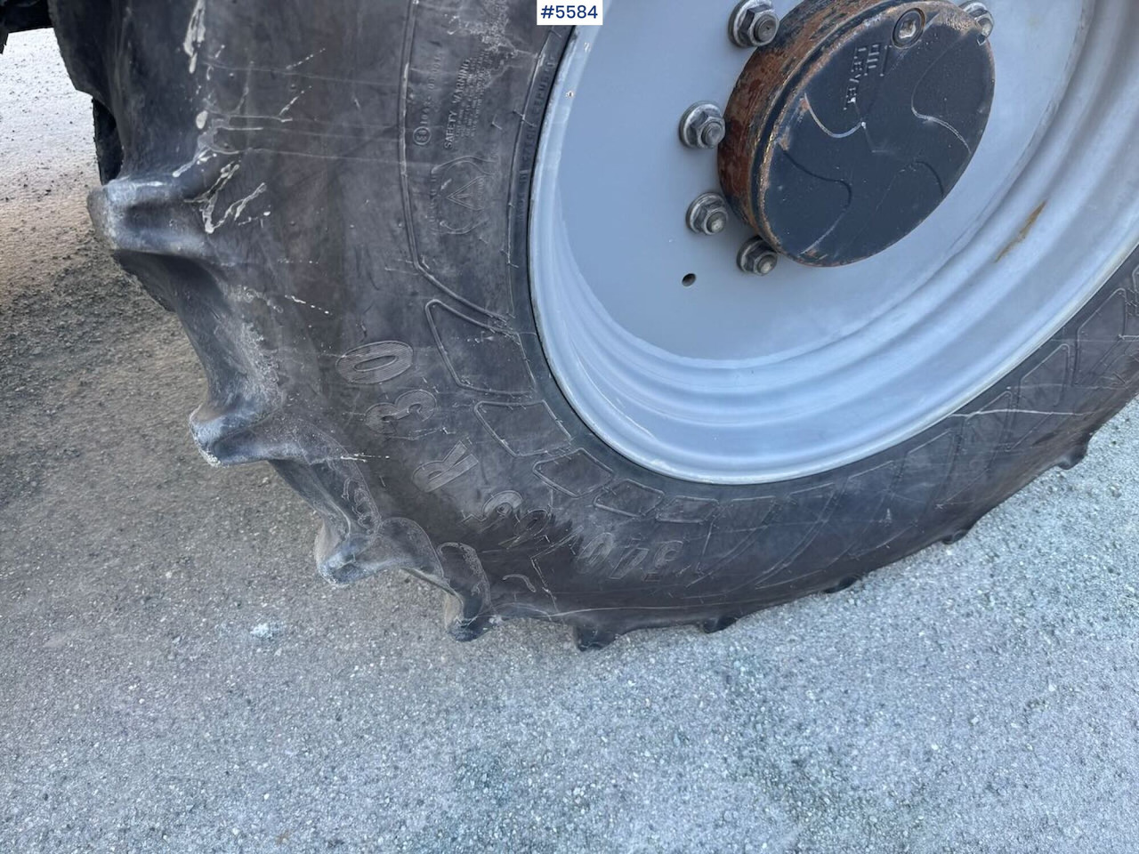 Tracteur agricole 2020 Deutz-Fahr 6215 Agrotron w/ front loader & 2 sets of tires: photos 13 Tracteur agricole 2020 Deutz-Fahr 6215 Agrotron w/ front loader & 2 sets of tires: photos 13