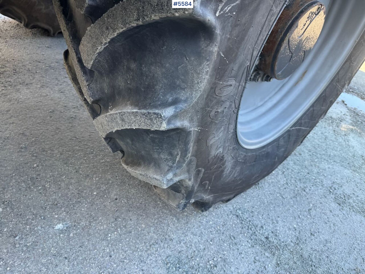 Tracteur agricole 2020 Deutz-Fahr 6215 Agrotron w/ front loader & 2 sets of tires: photos 12 Tracteur agricole 2020 Deutz-Fahr 6215 Agrotron w/ front loader & 2 sets of tires: photos 12