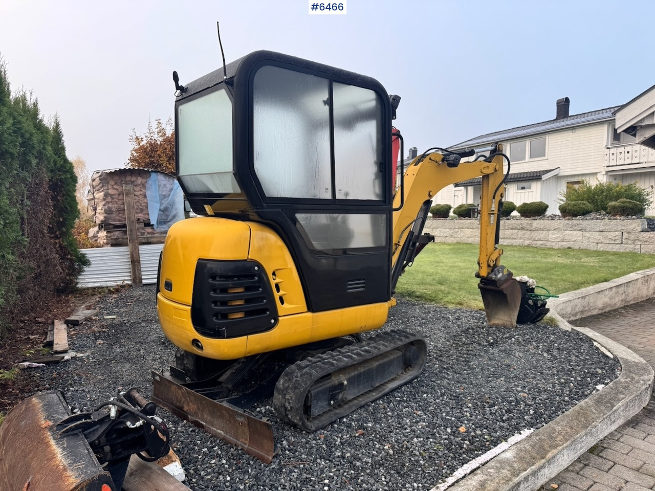 Approx. 2004 CAT 301.8 Mini excavator w/ 4 buckets and grapple. - Pelle: photos 3 Approx. 2004 CAT 301.8 Mini excavator w/ 4 buckets and grapple. - Pelle: photos 3