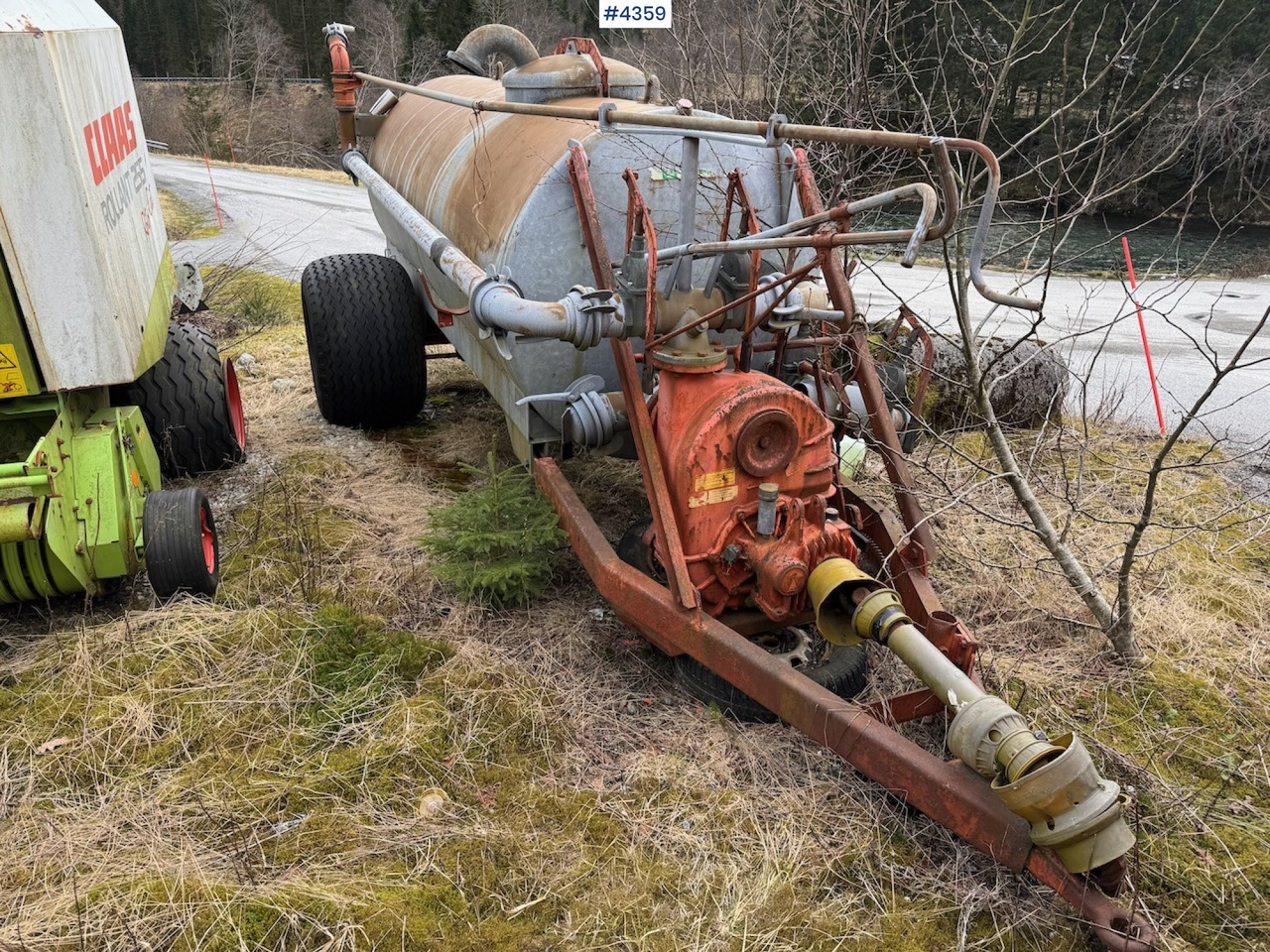 Bauer Manure spreader with boom cannon. - Epandeur à fumier: photos 2 Bauer Manure spreader with boom cannon. - Epandeur à fumier: photos 2