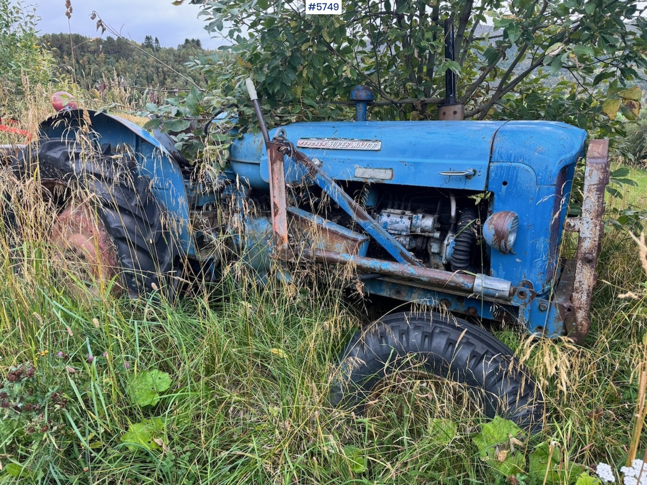 Ca. 1961 Fordson Super Major 4×2 Tractor w/ Bucket - Tracteur agricole: photos 1 Ca. 1961 Fordson Super Major 4×2 Tractor w/ Bucket - Tracteur agricole: photos 1