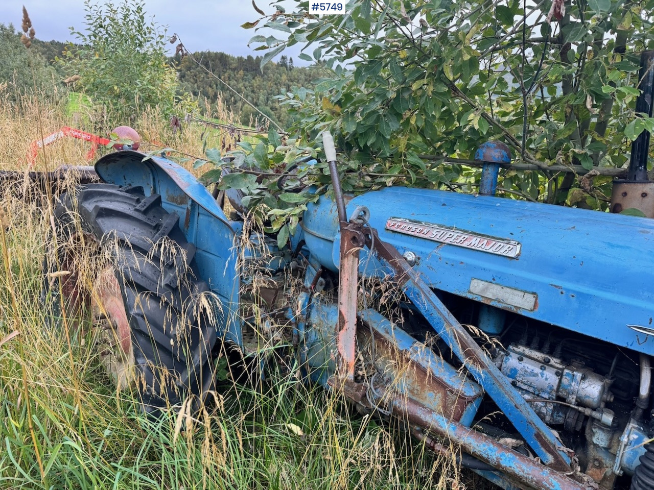 Ca. 1961 Fordson Super Major 4×2 Tractor w/ Bucket - Tracteur agricole: photos 2 Ca. 1961 Fordson Super Major 4×2 Tractor w/ Bucket - Tracteur agricole: photos 2