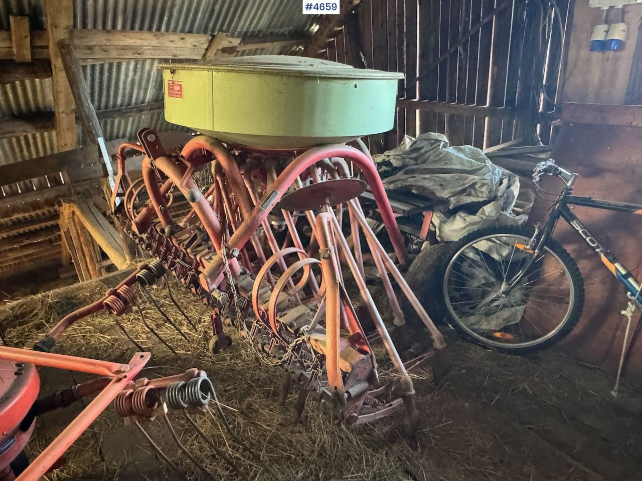 Kverneland seed drill w/ grass seed unit - Combiné de semis: photos 3 Kverneland seed drill w/ grass seed unit - Combiné de semis: photos 3