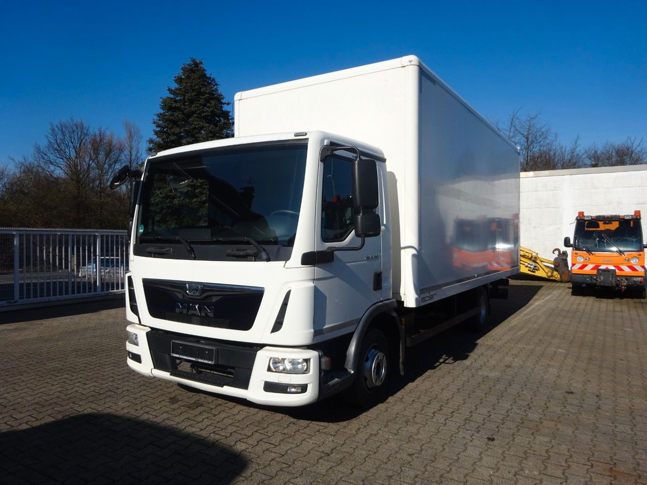MAN 8.150 TGL Koffer 4x2 - Camion fourgon: photos 1 MAN 8.150 TGL Koffer 4x2 - Camion fourgon: photos 1