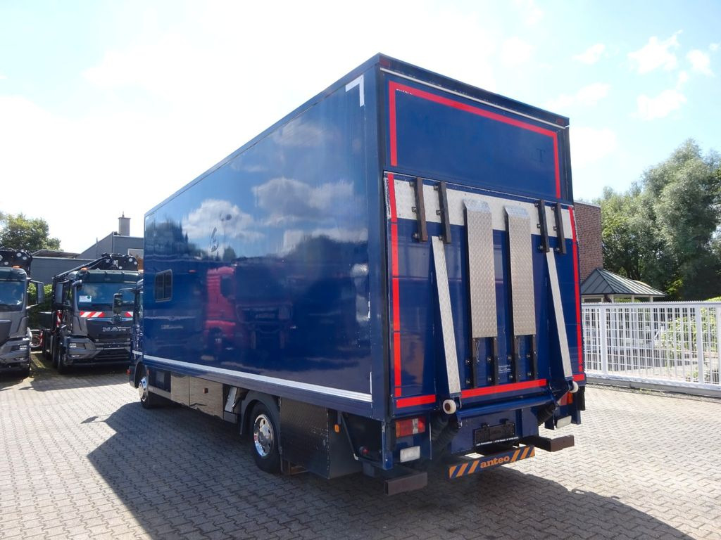 MAN 8.220 Koffer mit LBW als Wohnmobil ausgebaut 4x2 MAN 8.220 Koffer mit LBW als Wohnmobil ausgebaut 4x2 - Camion fourgon: photos 4 MAN 8.220 Koffer mit LBW als Wohnmobil ausgebaut 4x2 MAN 8.220 Koffer mit LBW als Wohnmobil ausgebaut 4x2 - Camion fourgon: photos 4