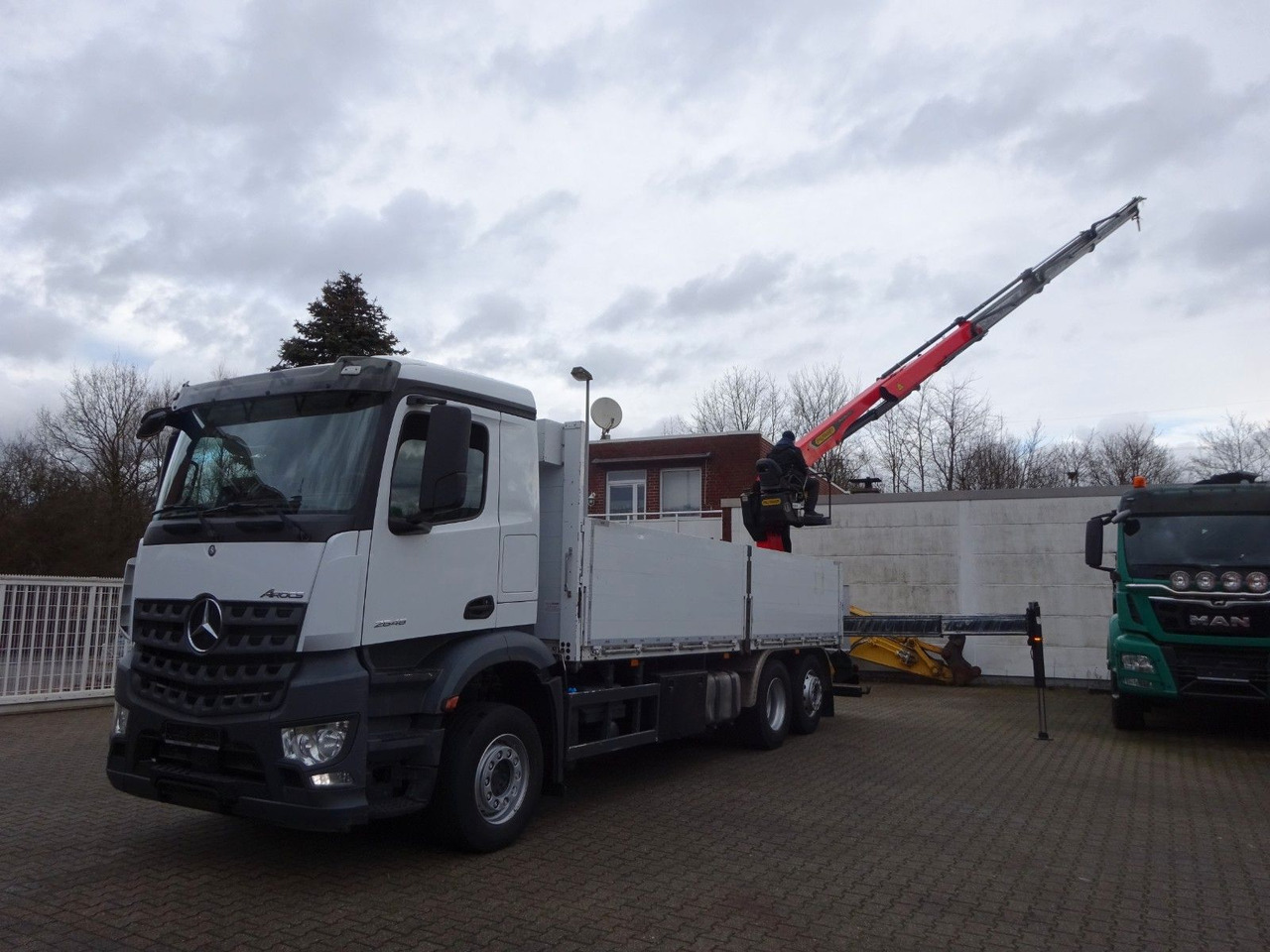 Mercedes-Benz 2648 Baustoffpritsche + PK 23001 TEC3 Kran Mercedes-Benz 2648 Baustoffpritsche + PK 23001 TEC3 Kran - Camion grue, Camion plateau: photos 3 Mercedes-Benz 2648 Baustoffpritsche + PK 23001 TEC3 Kran Mercedes-Benz 2648 Baustoffpritsche + PK 23001 TEC3 Kran - Camion grue, Camion plateau: photos 3