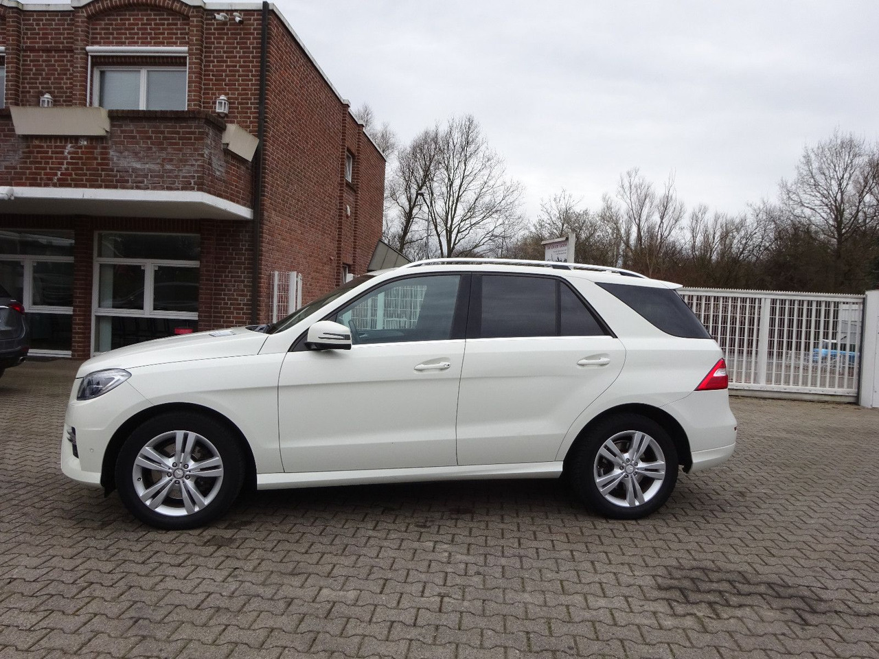 Mercedes-Benz ML 350 CDI BlueTec Mercedes-Benz ML 350 CDI BlueTec.  AMG Paket - SUV: photos 3 Mercedes-Benz ML 350 CDI BlueTec Mercedes-Benz ML 350 CDI BlueTec.  AMG Paket - SUV: photos 3