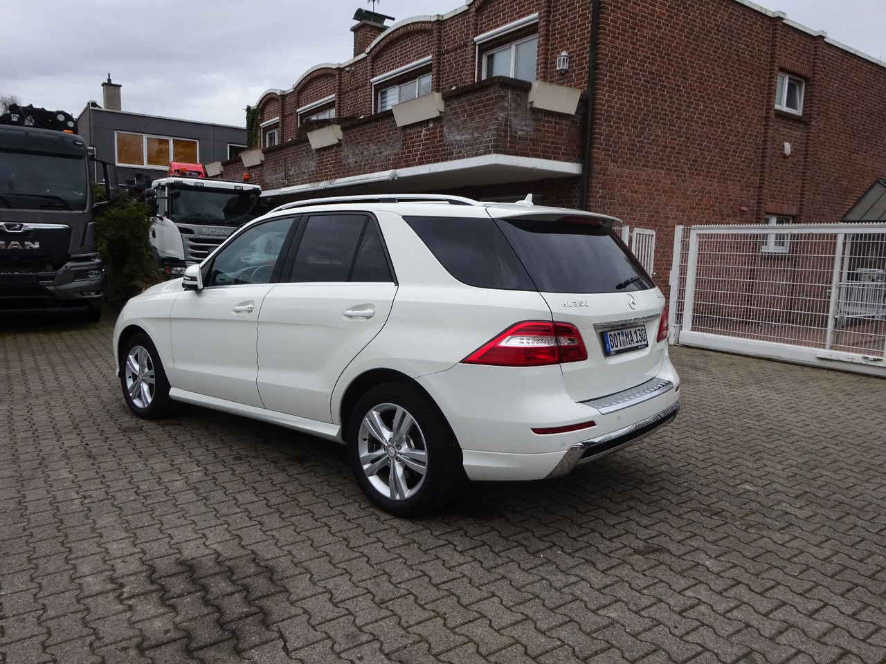 Mercedes-Benz ML 350 CDI BlueTec Mercedes-Benz ML 350 CDI BlueTec.  AMG Paket - SUV: photos 4 Mercedes-Benz ML 350 CDI BlueTec Mercedes-Benz ML 350 CDI BlueTec.  AMG Paket - SUV: photos 4