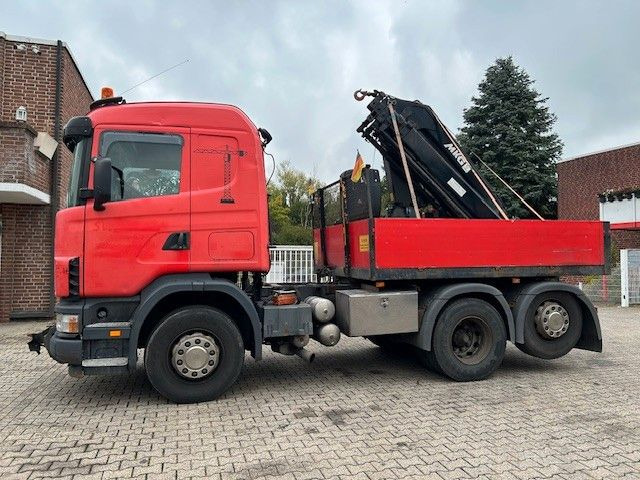 Scania 124 L 470 Pritsche + MKG HLK 201 HP 6x2 - Camion plateau, Camion grue: photos 1 Scania 124 L 470 Pritsche + MKG HLK 201 HP 6x2 - Camion plateau, Camion grue: photos 1