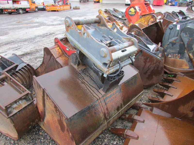 NSB E 160 Schwenktieflöffel 1400 mm OQ 65 / 7.500 - Accessoire pour Engins de chantier: photos 1 NSB E 160 Schwenktieflöffel 1400 mm OQ 65 / 7.500 - Accessoire pour Engins de chantier: photos 1