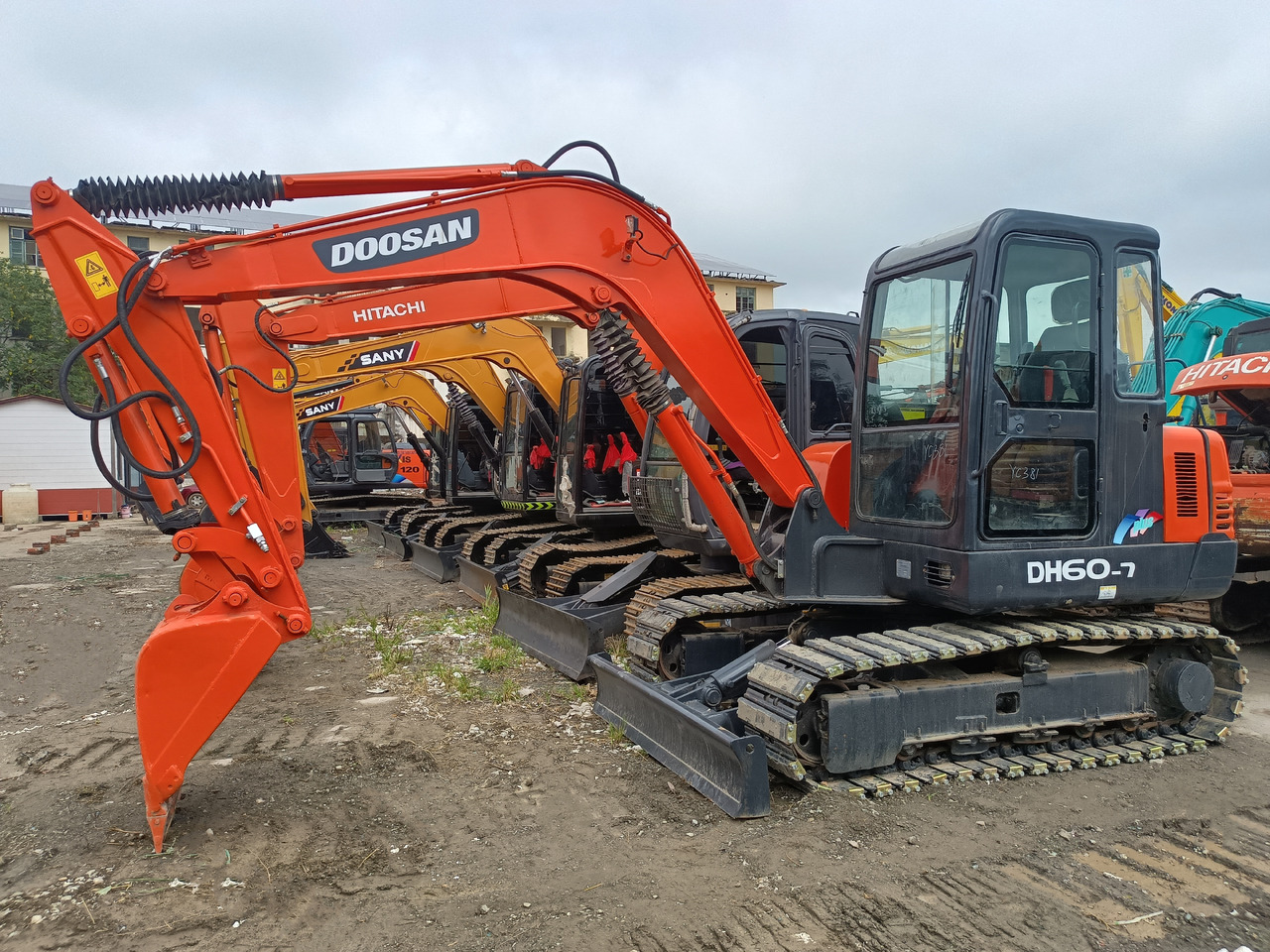 DOOSAN DH60-7 - Pelle sur chenille: photos 1 DOOSAN DH60-7 - Pelle sur chenille: photos 1