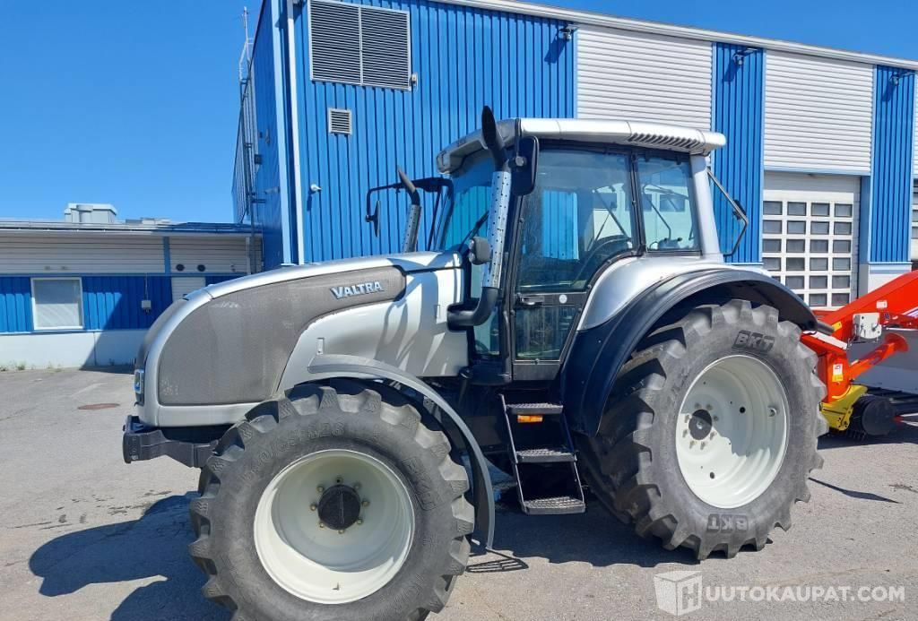 Valtra M 120 E, VAIN 2932 h, Okraspecial, 2004, Kokkola - Machine agricole: photos 1 Valtra M 120 E, VAIN 2932 h, Okraspecial, 2004, Kokkola - Machine agricole: photos 1