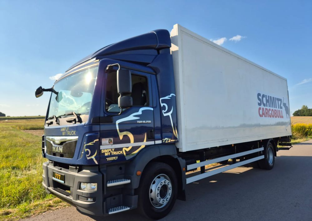 MAN TGM 18.250 Carrier 1950 D/E z Holandii / TOP STAN / 7.5m / 18 palet / winda + drzwi boczne / OKAZJA - Camion frigorifique: photos 1 MAN TGM 18.250 Carrier 1950 D/E z Holandii / TOP STAN / 7.5m / 18 palet / winda + drzwi boczne / OKAZJA - Camion frigorifique: photos 1