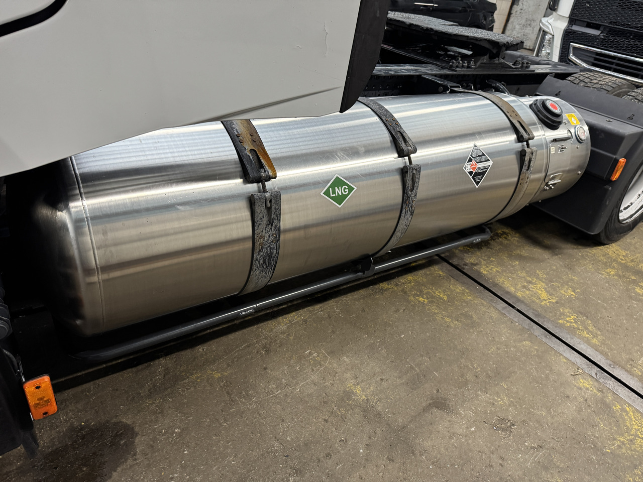 IVECO STRALIS HI-WAY S-WAY - Réservoir de carburant: photos 2 IVECO STRALIS HI-WAY S-WAY - Réservoir de carburant: photos 2