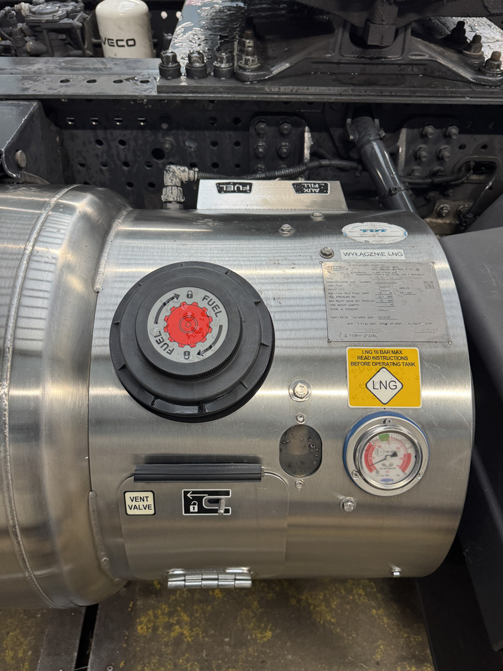 IVECO STRALIS HI-WAY S-WAY - Réservoir de carburant: photos 3 IVECO STRALIS HI-WAY S-WAY - Réservoir de carburant: photos 3