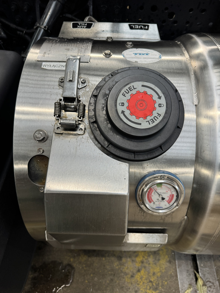 IVECO STRALIS HI-WAY S-WAY - Réservoir de carburant: photos 3 IVECO STRALIS HI-WAY S-WAY - Réservoir de carburant: photos 3