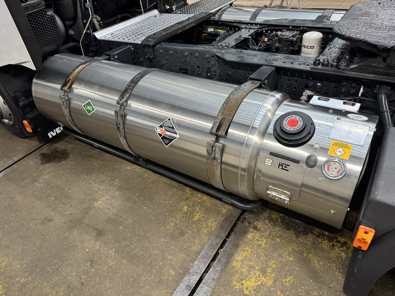 IVECO STRALIS HI-WAY S-WAY - Réservoir de carburant: photos 1 IVECO STRALIS HI-WAY S-WAY - Réservoir de carburant: photos 1