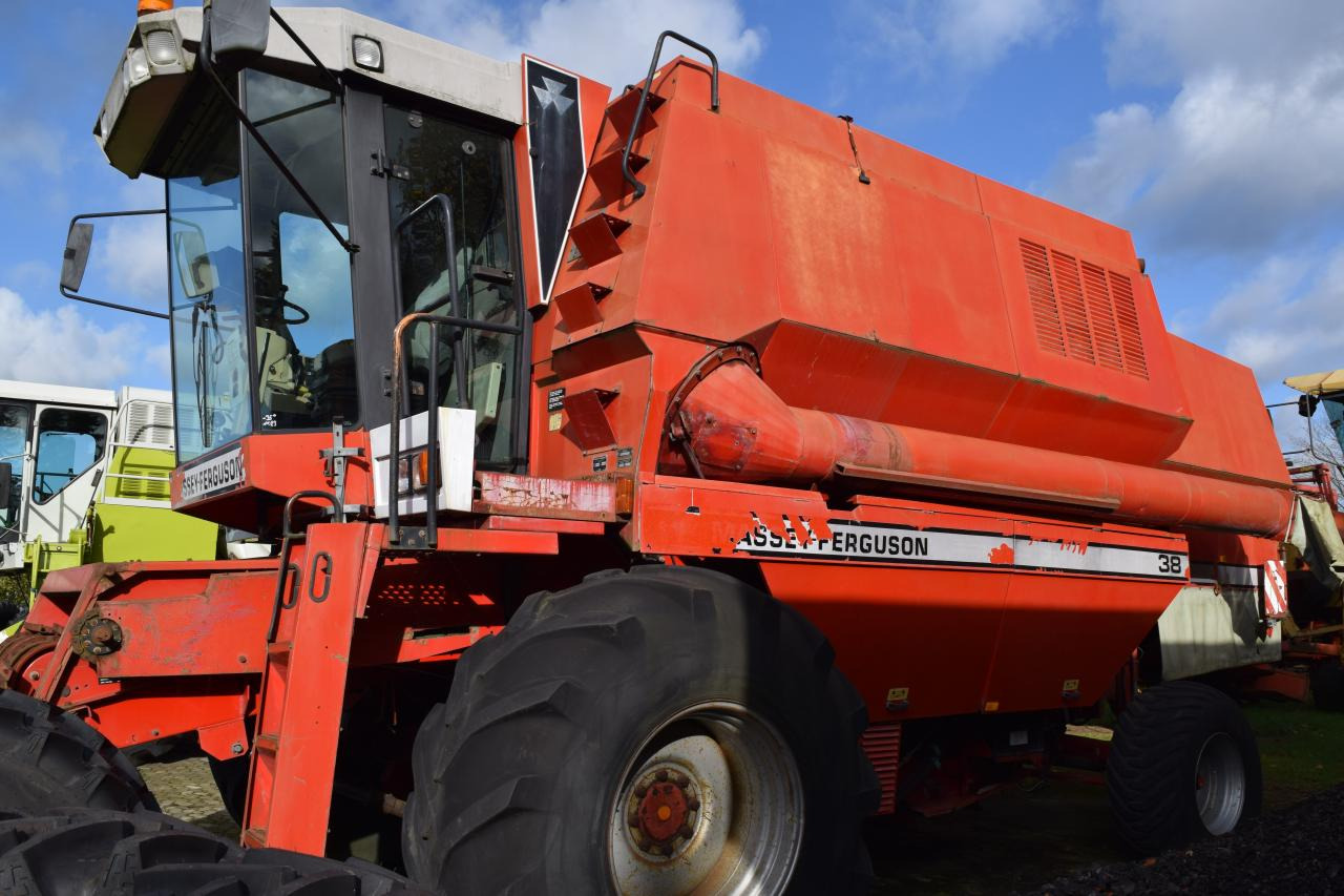 Massey Ferguson MF 38 - Moissonneuse-batteuse: photos 2 Massey Ferguson MF 38 - Moissonneuse-batteuse: photos 2
