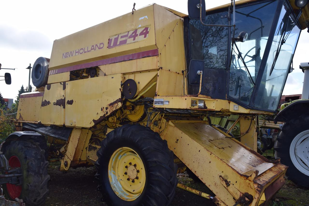 New Holland TF 44 - Moissonneuse-batteuse: photos 1 New Holland TF 44 - Moissonneuse-batteuse: photos 1