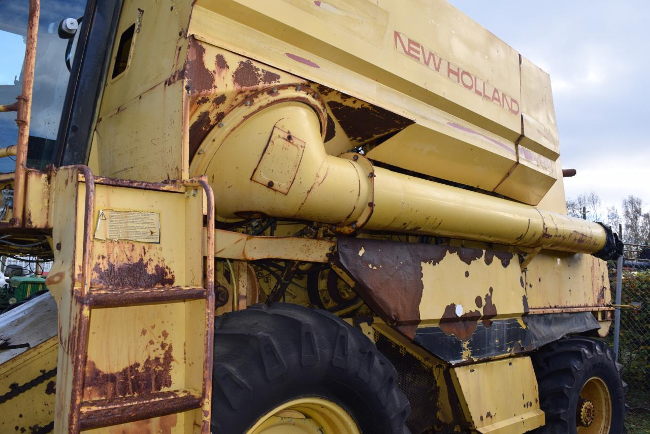 New Holland TF 44 - Moissonneuse-batteuse: photos 3 New Holland TF 44 - Moissonneuse-batteuse: photos 3