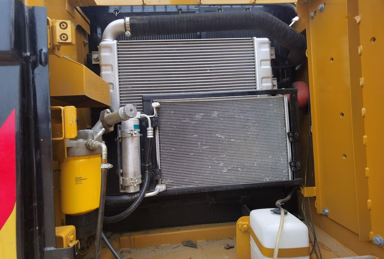 Caterpillar 320D2 - Pelle sur chenille: photos 2 Caterpillar 320D2 - Pelle sur chenille: photos 2