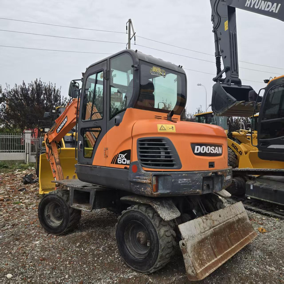 DOOSAN DX60W - Pelle sur pneus: photos 5 DOOSAN DX60W - Pelle sur pneus: photos 5