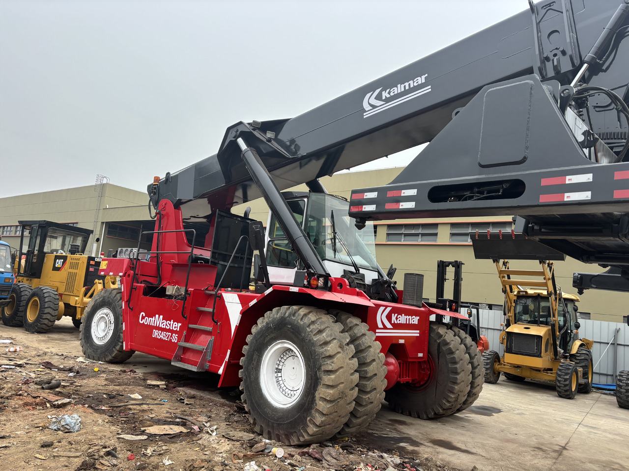 KALMAR DRS4527-S5 - Chariot porte-conteneur: photos 1 KALMAR DRS4527-S5 - Chariot porte-conteneur: photos 1