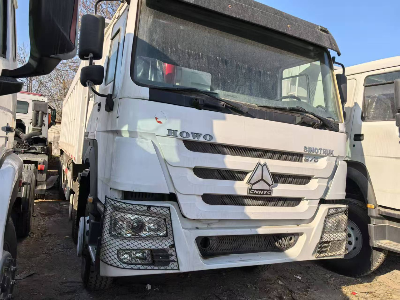 SINOTRUK HOWO 8x4 - Camion benne: photos 1 SINOTRUK HOWO 8x4 - Camion benne: photos 1