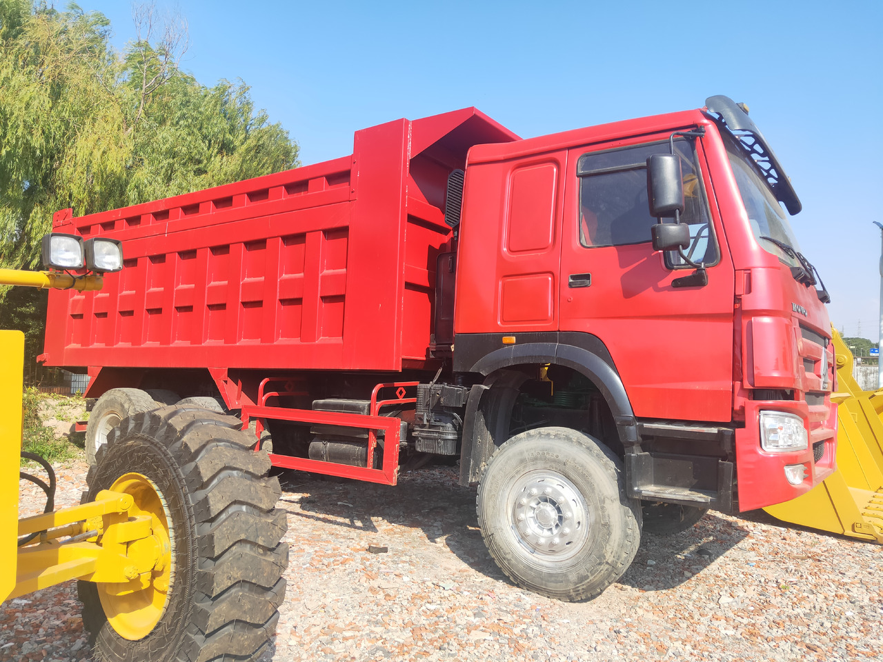 SINOTRUK HOWO - Camion benne: photos 1 SINOTRUK HOWO - Camion benne: photos 1