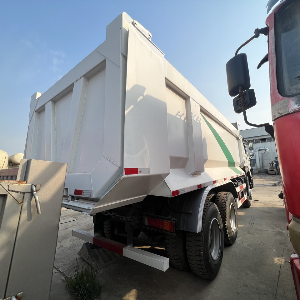 SINOTRUK HOWO - Camion fourgon: photos 2 SINOTRUK HOWO - Camion fourgon: photos 2
