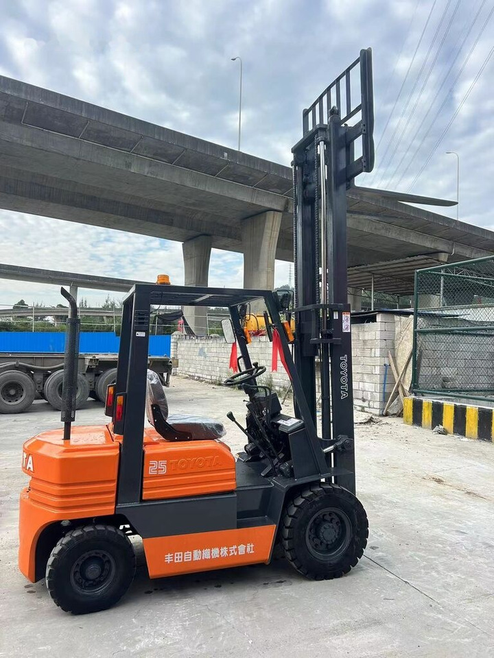 Toyota FD25 - Chariot élévateur diesel: photos 5 Toyota FD25 - Chariot élévateur diesel: photos 5