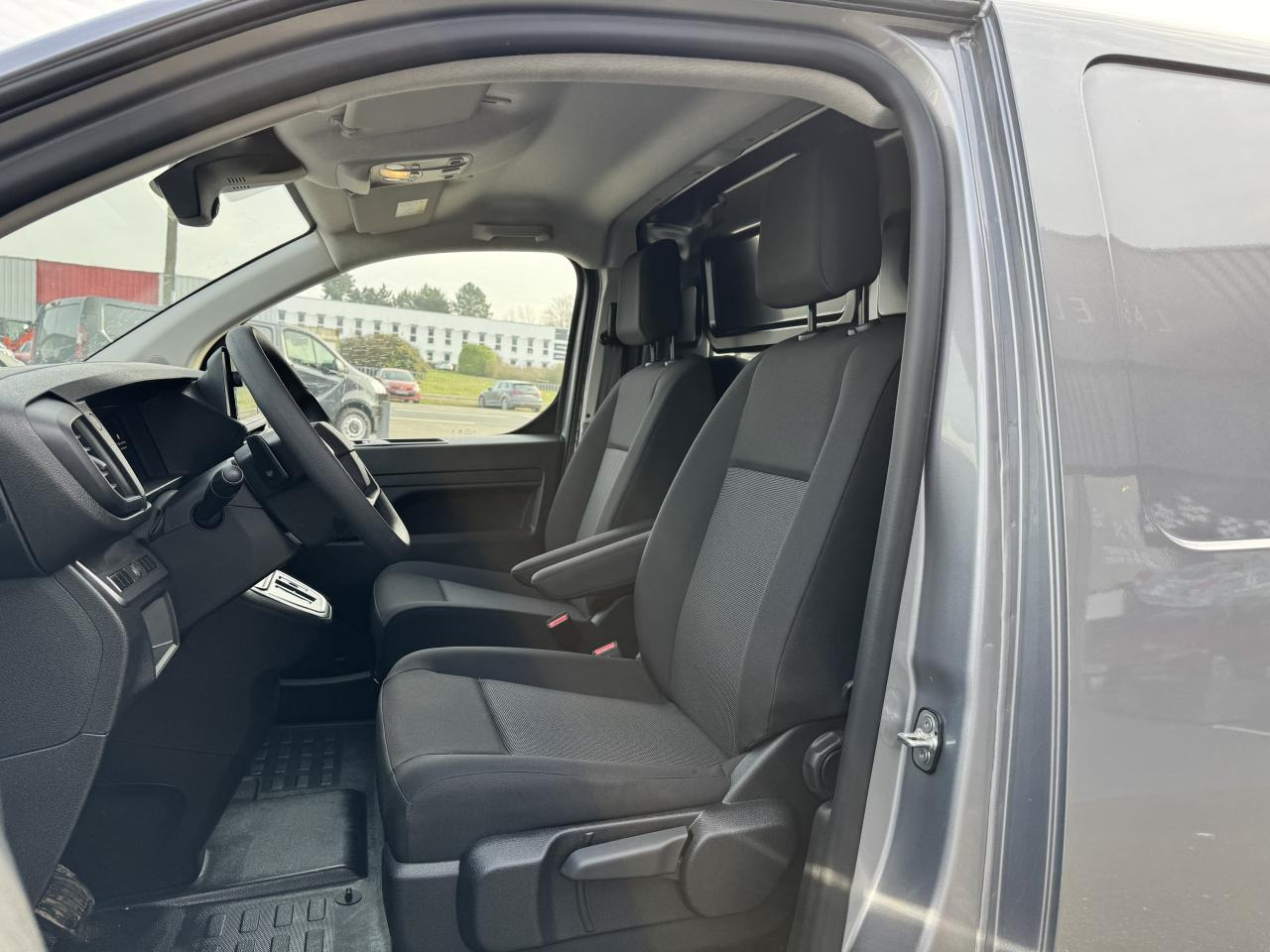 CITROEN jumpy 2 PLACES XL 2.0 BLUEHDI 180CH S&S PACK PREMIUM CONNECT EAT8 - Fourgon utilitaire: photos 4 CITROEN jumpy 2 PLACES XL 2.0 BLUEHDI 180CH S&S PACK PREMIUM CONNECT EAT8 - Fourgon utilitaire: photos 4