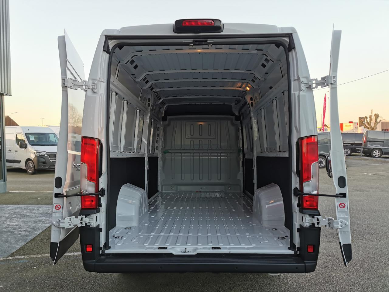 FIAT Ducato Tôlé Maxi 3.5 XL H2 2.2 - 140 S&S III FOURGON TOLE Fourgon Tôlé - Fourgon utilitaire: photos 3 FIAT Ducato Tôlé Maxi 3.5 XL H2 2.2 - 140 S&S III FOURGON TOLE Fourgon Tôlé - Fourgon utilitaire: photos 3