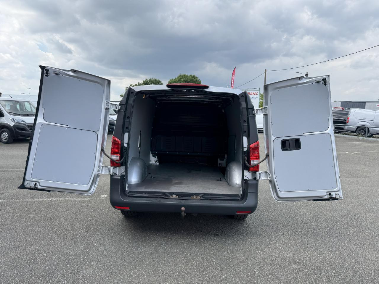 Mercedes Vito 114 CDI 4X4 LONG SELECT PROPULSION 9G-TRONIC - Fourgon utilitaire: photos 2 Mercedes Vito 114 CDI 4X4 LONG SELECT PROPULSION 9G-TRONIC - Fourgon utilitaire: photos 2