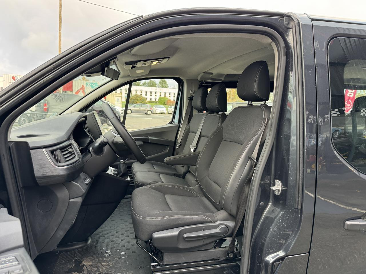Nissan NV300 N-Connecta 3.0t L2H1 2.0 dCi - 150 - Stop/Start COMBI Combi L2H1 PHASE 2 - Voiture: photos 5 Nissan NV300 N-Connecta 3.0t L2H1 2.0 dCi - 150 - Stop/Start COMBI Combi L2H1 PHASE 2 - Voiture: photos 5