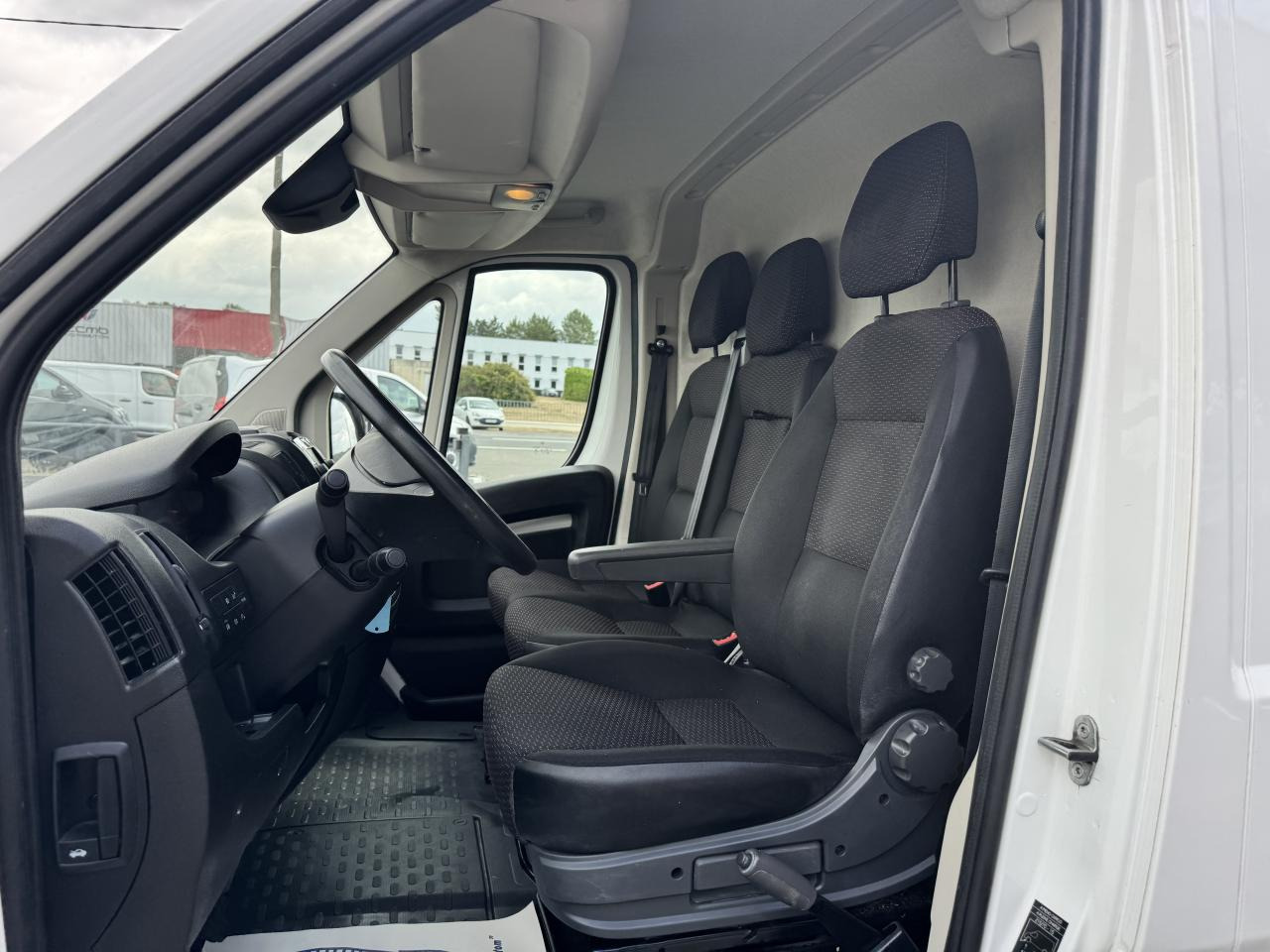 PEUGEOT Boxer Asphalt 333 L2H2 2.2 BlueHDi S&S - 120 III FOURGON TOLE Fourgon Tolé 333 L2H2 PHAS - Fourgon utilitaire: photos 4 PEUGEOT Boxer Asphalt 333 L2H2 2.2 BlueHDi S&S - 120 III FOURGON TOLE Fourgon Tolé 333 L2H2 PHAS - Fourgon utilitaire: photos 4