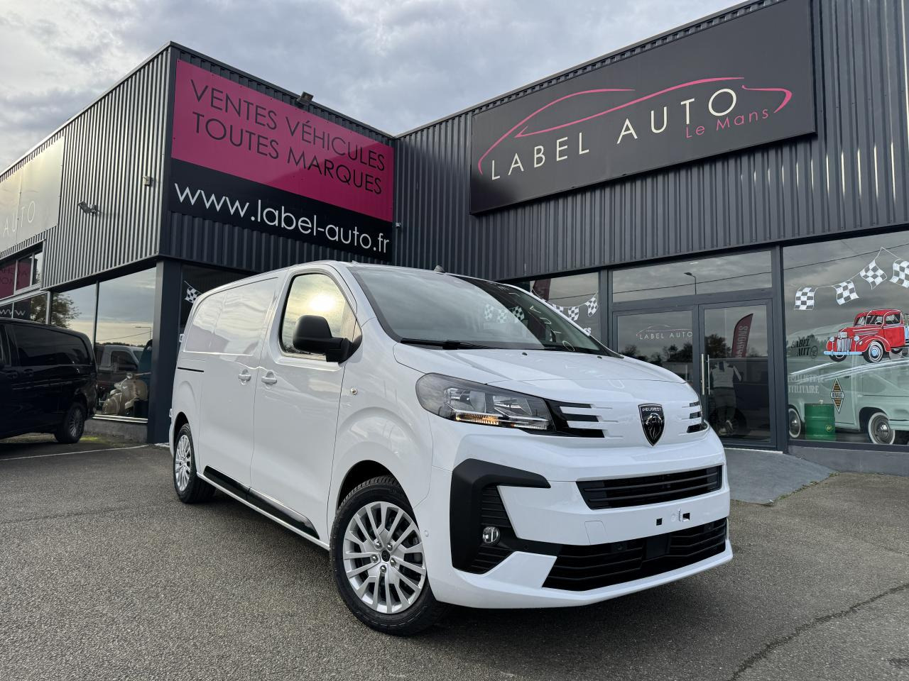 PEUGEOT Expert M 2.0 BlueHDi - 180 S&S - BV EAT8 III FOURGON Fourgon PHASE 2 - Fourgon utilitaire: photos 4 PEUGEOT Expert M 2.0 BlueHDi - 180 S&S - BV EAT8 III FOURGON Fourgon PHASE 2 - Fourgon utilitaire: photos 4