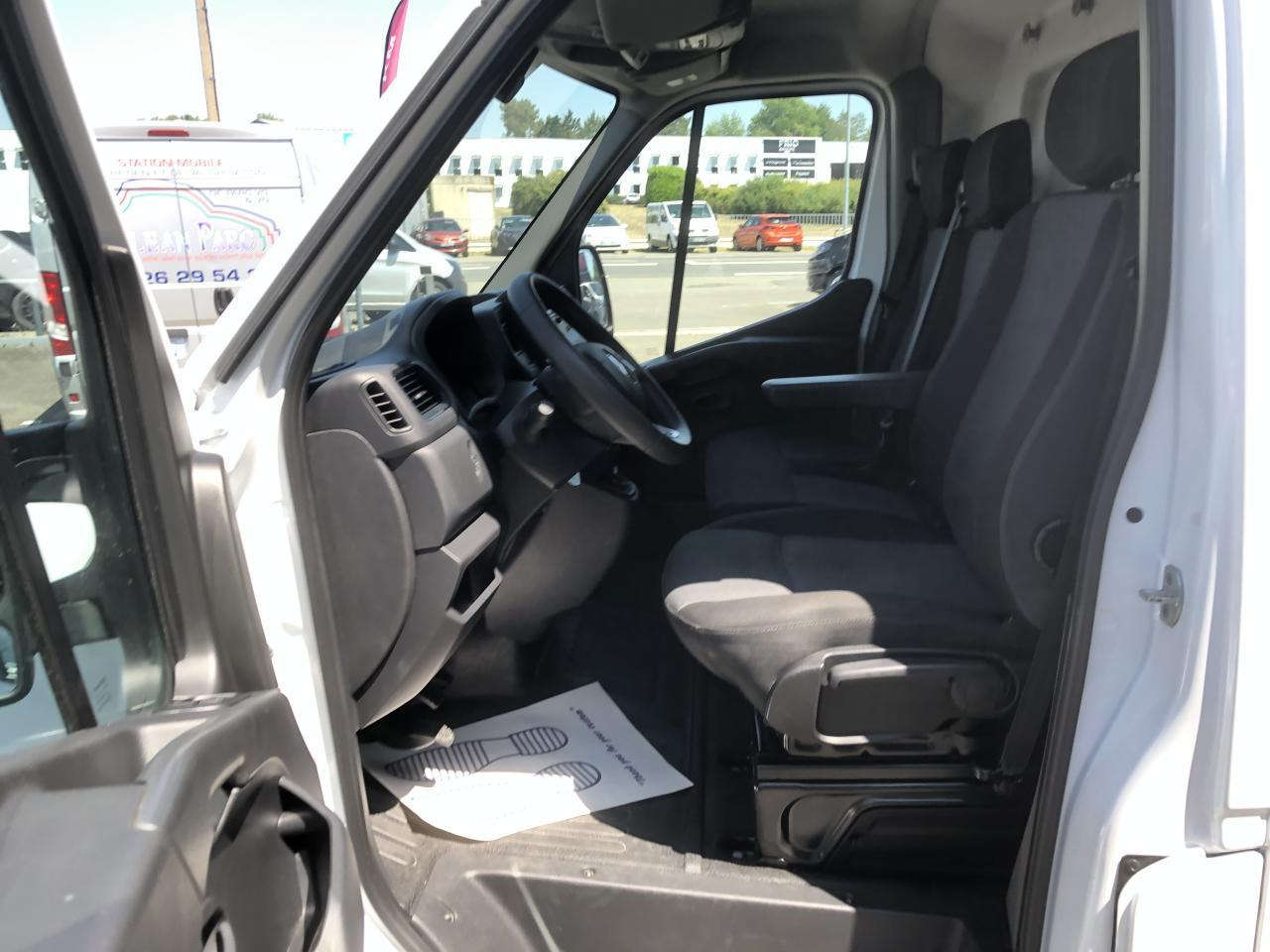 Renault Master F3300 L2H2 2.3 BLUE DCI 135CH CONFORT EURO6 - Fourgon utilitaire: photos 4 Renault Master F3300 L2H2 2.3 BLUE DCI 135CH CONFORT EURO6 - Fourgon utilitaire: photos 4