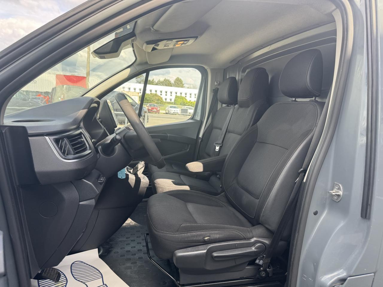 Renault Trafic L1H1 2T8 2.0 BLUE DCI 130CH GRAND CONFORT - Fourgon utilitaire: photos 5 Renault Trafic L1H1 2T8 2.0 BLUE DCI 130CH GRAND CONFORT - Fourgon utilitaire: photos 5