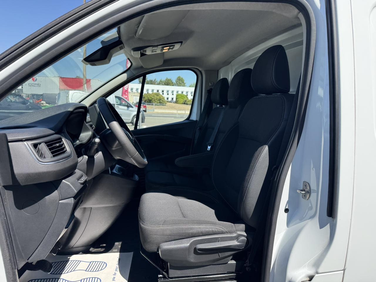 Renault Trafic L1H1 2T8 2.0 BLUE DCI 130CH GRAND CONFORT - Fourgon utilitaire: photos 4 Renault Trafic L1H1 2T8 2.0 BLUE DCI 130CH GRAND CONFORT - Fourgon utilitaire: photos 4