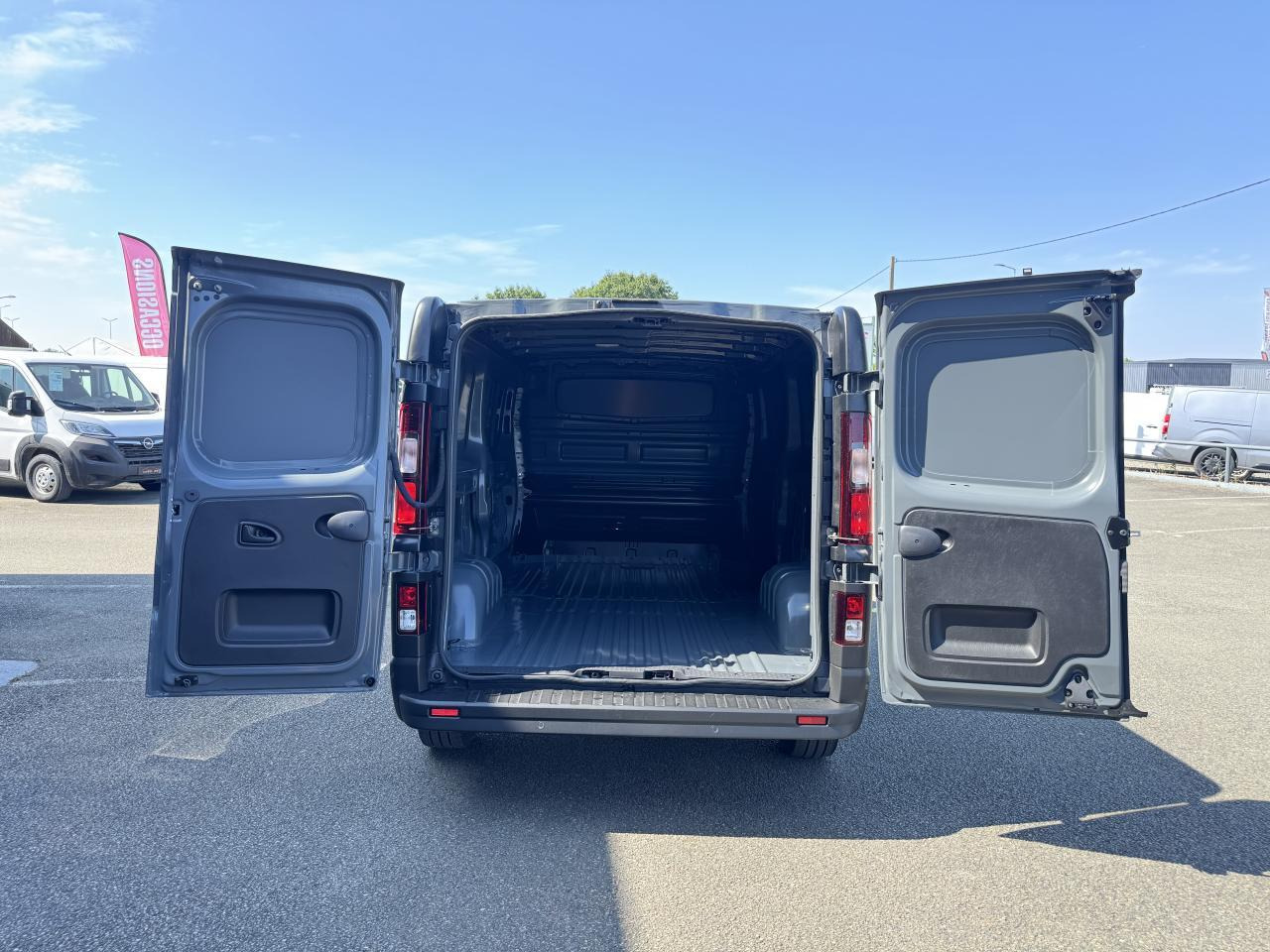 Renault Trafic L2H1 3T 2.0 BLUE DCI 170CH ADVANCE CARPLAY CAM - Fourgon utilitaire: photos 2 Renault Trafic L2H1 3T 2.0 BLUE DCI 170CH ADVANCE CARPLAY CAM - Fourgon utilitaire: photos 2