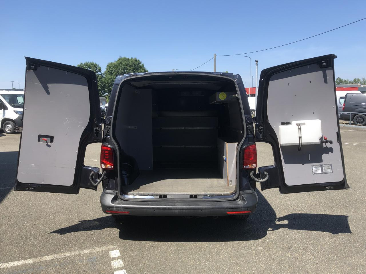 VOLKSWAGEN transporter 2.8T L1H1 2.0 TDI 150CH BUSINESS DSG7 - Fourgon utilitaire: photos 2 VOLKSWAGEN transporter 2.8T L1H1 2.0 TDI 150CH BUSINESS DSG7 - Fourgon utilitaire: photos 2