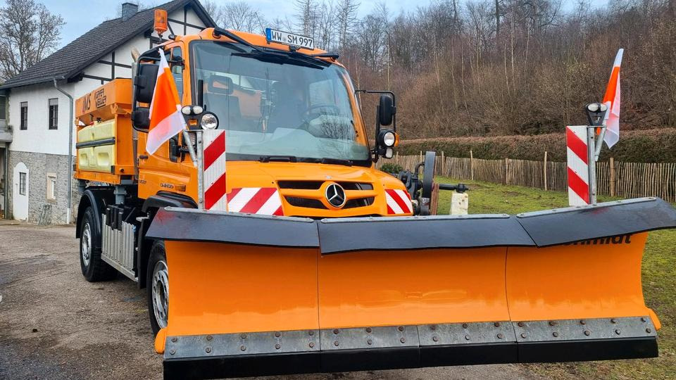 Zu vermieten Unimog 405 U527 Winterdienst Schmidt Salzstreuer 423 429 430 Mercedes Benz 318 527 Vermietung - Engin de déneigement: photos 1 Zu vermieten Unimog 405 U527 Winterdienst Schmidt Salzstreuer 423 429 430 Mercedes Benz 318 527 Vermietung - Engin de déneigement: photos 1