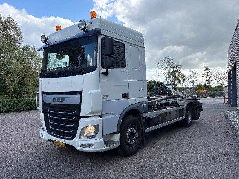DAF XF 440 6x2 / VDL 21 TON / AFNET SYSTEEM / DUBBELLUCHT SLEPER / APK - TUV JUNI 2026 / - Camion ampliroll: photos 2 DAF XF 440 6x2 / VDL 21 TON / AFNET SYSTEEM / DUBBELLUCHT SLEPER / APK - TUV JUNI 2026 / - Camion ampliroll: photos 2