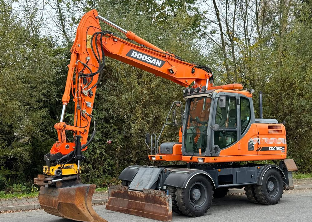 Doosan * DOOSAN DX160W *ROTOTILT* GPS 2D Leica * Sprowadzona * Stan Perfekcyjny * Koparka Kołowa * - Pelle sur pneus: photos 1 Doosan * DOOSAN DX160W *ROTOTILT* GPS 2D Leica * Sprowadzona * Stan Perfekcyjny * Koparka Kołowa * - Pelle sur pneus: photos 1