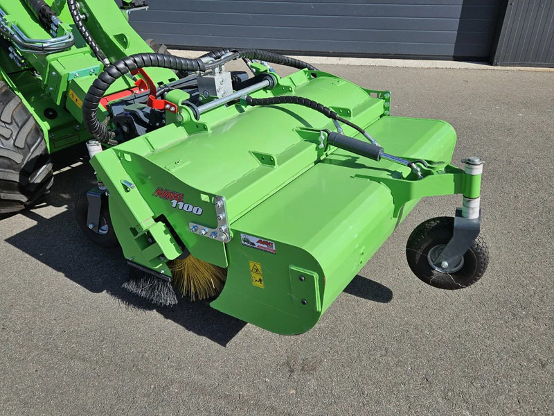 Avant 1100 Borstel met opvangbak - Accessoire pour Machine agricole: photos 1 Avant 1100 Borstel met opvangbak - Accessoire pour Machine agricole: photos 1